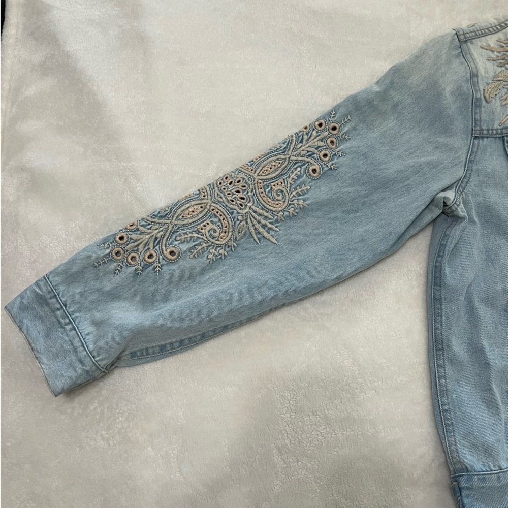 Johnny Was Workshop Embroidered Light Wash Denim Jean Jacket - Picture 4 of 13